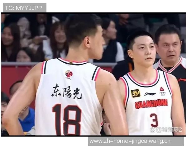 足球明星跨界挑战篮球赛场展现惊人实力与风采